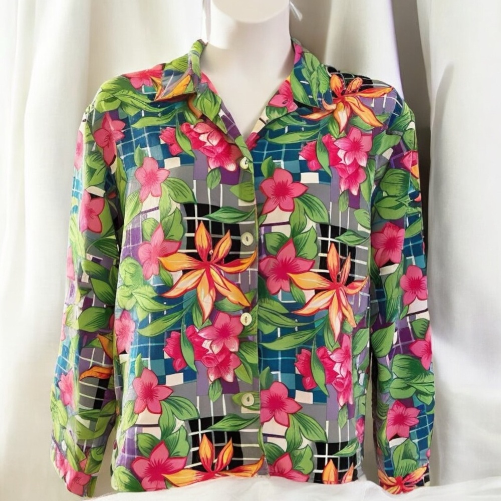 SIZE Large……TEDDI……Vintage Button Up Long Sleeve Collared Blouse.  Preloved